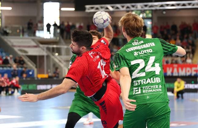 05.10.2025, Deutschland, Bietigheim, Handball 2. Bundesliga, SG BBM Bietigheim vs. Eulen Ludwigshafen, v.l. Finn-Lukas Leun (Eulen), Juan de la Pena (BBM), Theo Straub (Eulen)