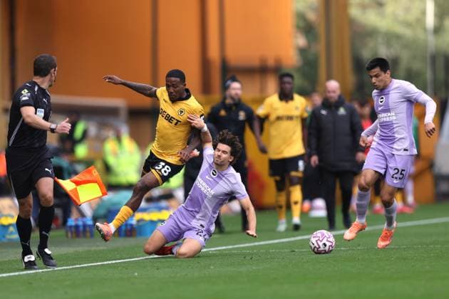 Wolverhampton Wanderers v Brighton & Hove Albion 05 October 2025 Wolverhampton - Premier League football - Wolverhampton Wanderers v Brighton & Hove Albion - Jackson Tchatchoua of Wolverhampton Wanderers is challenged by Ferdi Kadioglu of Brighton & Hove Albion, watched by Diego Gomez (far right) - (Photo by Mark Leech). Wolverhampton UK Copyright: xMarkxLeechxOffside