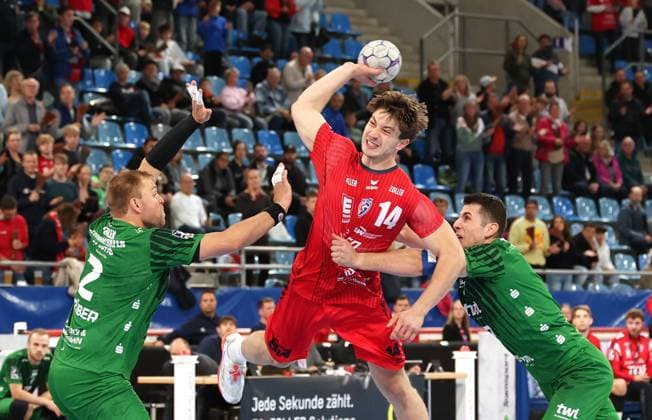05.10.2025, Deutschland, Bietigheim, Handball 2. Bundesliga, SG BBM Bietigheim vs. Eulen Ludwigshafen, v.l. Frederic Stüber (Eulen), Fynn-Luca Nicolaus (BBM), Mihailo Ilic (Eulen)