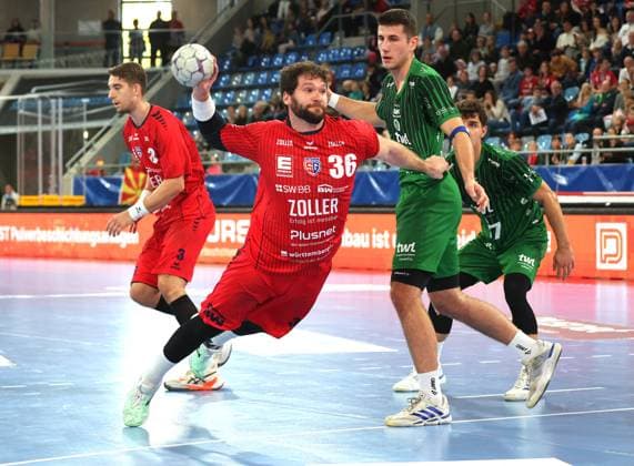 05.10.2025, Deutschland, Bietigheim, Handball 2. Bundesliga, SG BBM Bietigheim vs. Eulen Ludwigshafen, v.l. Jonathan Fischer (BBM), Mihailo Ilic (Eulen)