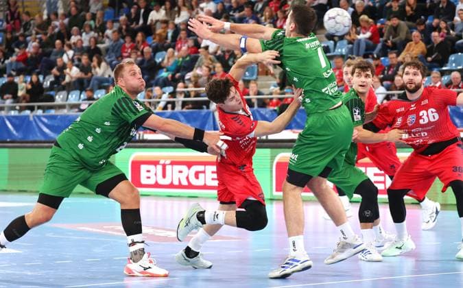 05.10.2025, Deutschland, Bietigheim, Handball 2. Bundesliga, SG BBM Bietigheim vs. Eulen Ludwigshafen, v.l. Frederic Stüber (Eulen), Max Prantner (BBM), Mihailo Ilic (Eulen)