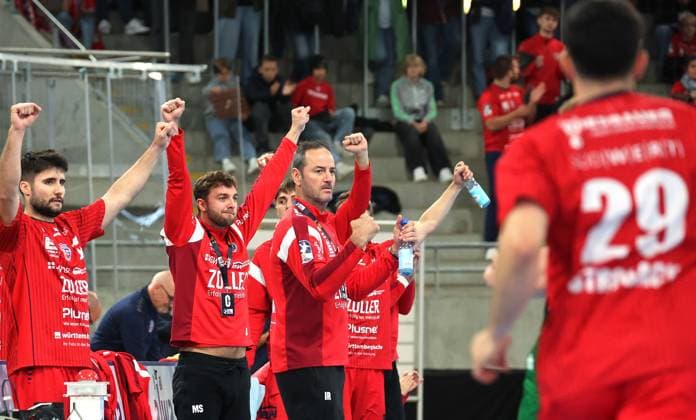 05.10.2025, Deutschland, Bietigheim, Handball 2. Bundesliga, SG BBM Bietigheim vs. Eulen Ludwigshafen, Jubel (BBM), Trainer Iker Romero