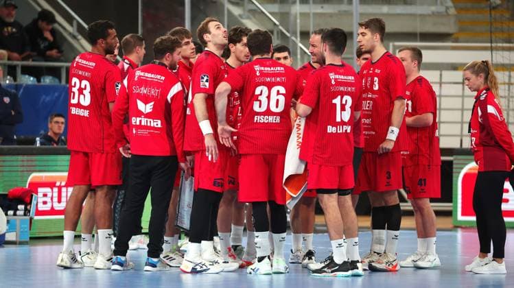 05.10.2025, Deutschland, Bietigheim, Handball 2. Bundesliga, SG BBM Bietigheim vs. Eulen Ludwigshafen, BBM Trainer Iker Romero nimmt eine Auszeit