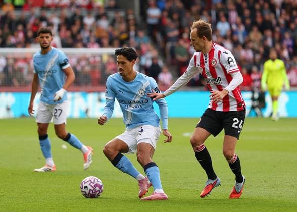 5th October 2025; Gtech Community Stadium, Brentford, London, England; Premier League Football, Brentford versus Manchester City; Tijjani Reijnders of Manchester City challenged by Mikkel Damsgaard of Brentford  JohnxPatrickxFletcher