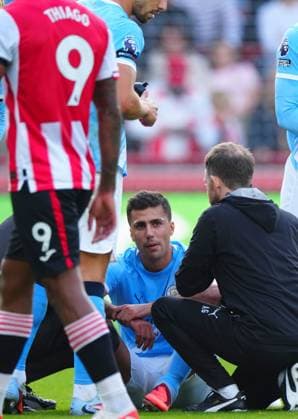 Rodri of Manchester City is forced off imjured early on Brentford v Manchester City, Premier League, Football, Gtech Community Stadium, London, UK - 05 Oct 2025London Gtech Community Stadium United Kingdom EDITORIAL USE ONLY No use with unauthorised audio, video, data, fixture lists, club league logos or live services. Online in-match use limited to 120 images, no video emulation. No use in betting, games or single club league player publications. Copyright: xJavierxGarcia Shutterstockx 15515869q