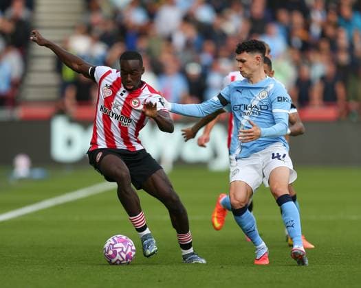 London, England, October 05 2025: Michael Kayode (33 Brentford) pressured by Phil Foden (47 Manchester City) during the Premier League game between Brentford and Manchester City at Gtech Community Stadium in London, England. (Photo by Jay Patel Sports Press Photo SPP) Copyright: xJayxPatel SportsxPressxPhoto SPPx Sportspressphoto_SPR38569