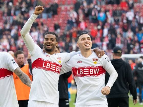 Nach Spielende Schlussjubel, freude bei Lorenz Assignon(VfB Stuttgart, 22), Bilal El Khannouss (VfB Stuttgart, 11) GER, VfB Stuttgart vs. 1. FC Heidenheim, Fussball, Herren, 1. Bundesliga, 6. Spieltag, Spielzeit 2025 2026, 05.10.2025, DFL DFB REGULATIONS PROHIBIT ANY USE OF PHOTOGRAPHS AS IMAGE SEQUENCES AND OR QUASI-VIDEO, GER, VfB Stuttgart vs. 1. FC Heidenheim, Fussball, Herren, 1. Bundesliga, 6. Spieltag, Spielzeit 2025 2026, 05.10.2025 Stuttgart Copyright: xEibner-Pressefoto WolfgangxFrankx EP_WFK
