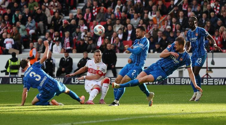 Stuttgart , Bundesliga Fußball VfB Stuttgart vs. 1.FC Heidenheim, v.l. Jan Schöppner (Heidenheim), Ermedin Demirovic (VfB), Marnon Busch (Heidenheim), Patrick Mainka (Heidenheim), Omar Haktab Traore (Heidenheim) Gemäß den Vorgaben der DFL Deutschen Fußball Liga ist es untersagt, in dem Stadion und oder vom Spiel angefertigte Fotoaufnahmen in Form von Sequenzbildern und oder videoähnlichen Fotostrecken zu verwerten bzw. verwerten zu lassen.