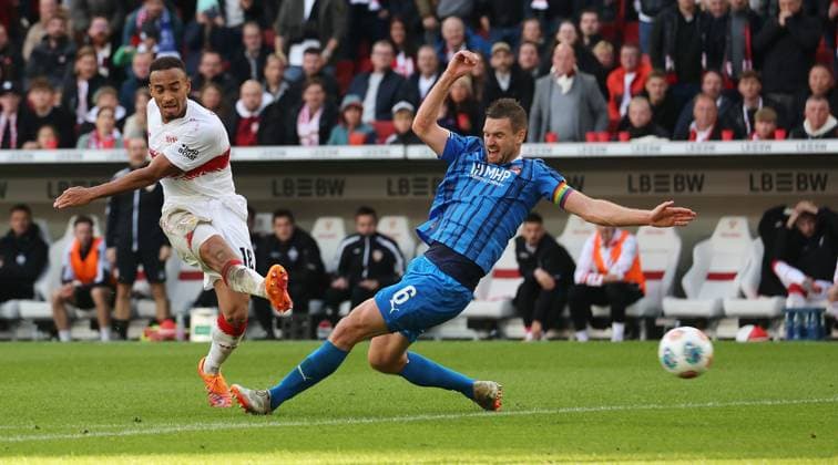 Stuttgart , Bundesliga Fußball VfB Stuttgart vs. 1.FC Heidenheim, v.l. Jamie Leweling (VfB), Patrick Mainka (Heidenheim) Gemäß den Vorgaben der DFL Deutschen Fußball Liga ist es untersagt, in dem Stadion und oder vom Spiel angefertigte Fotoaufnahmen in Form von Sequenzbildern und oder videoähnlichen Fotostrecken zu verwerten bzw. verwerten zu lassen.