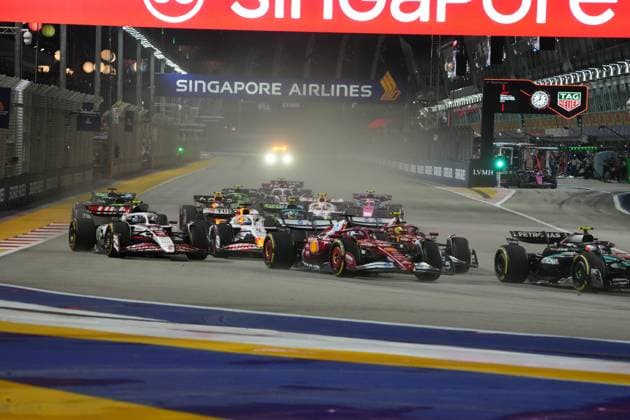 05.10.2025, Marina Bay Street Circuit, Singapore, FORMULA 1 SINGAPORE AIRLINES SINGAPORE GRAND PRIX 2025 , im Bild Andrea Kimi Antonelli (ITA), Mercedes-AMG Petronas Formula One Team, Charles Leclerc (MCO), Scuderia Ferrari HP, Lewis Hamilton (GBR) (Photo by Hasan Bratic DeFodi Images) 05 10 2025, Marina Bay Street Circuit, Singapore, FORMULA 1 SINGAPORE AIRLINES SINGAPORE GRAND PRIX 2025 , pictured Andrea Kimi Antonelli ITA , Mercedes AMG Petronas Formula One Team, Charles Leclerc MCO , Scuderia Ferrari HP, Lewis Hamilton GBR Photo by Hasan Bratic DeFodi Images