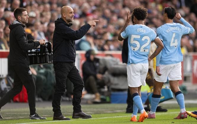 Brentford v Manchester City Premier League Josep Pepe Guardiola issues instructions during a short break in play during the Premier League match at the Gtech Community Stadium, Brentford UK Newspapers OUT Copyright: xGraemexWilcocksonx FIL-22323-0069