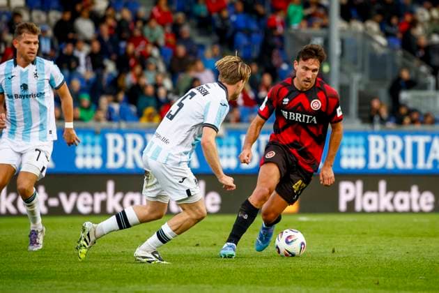 05.10.2025, xavx, Fussball 3.Liga, SV Wehen Wiesbaden - TSV 1860 München v.l. Thore Jacobsen (TSV 1860 Muenchen), David Suarez (SV Wehen Wiesbaden) (DFL DFB REGULATIONS PROHIBIT ANY USE OF PHOTOGRAPHS as IMAGE SEQUENCES and or QUASI-VIDEO) Wiesbaden