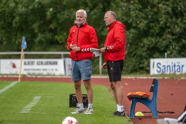 Fussball, Regionalliga Nord, BW Lohne vs. Altona 93, 13. Spieltag, Spielzeit 2025 2026, 5.10..2025 Andreas Bergmann (Trainer Altona 93) mit AndrÃ Trulsen (Co-Trainer Altona 93) , Lohne Heinz-Dettmer-Stadion Niedersachsen Deutschland
