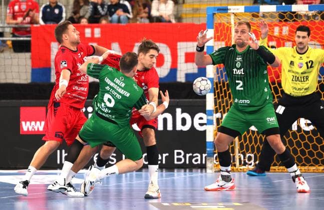 05.10.2025, Deutschland, Bietigheim, Handball 2. Bundesliga, SG BBM Bietigheim vs. Eulen Ludwigshafen, v.l. Fabian Wiederstein (BBM), Marc-Robin Eisel (Eulen), Nikola Vlahovic (BBM), Frederic Stüber (Eulen), Martin Tomovski (BBM)