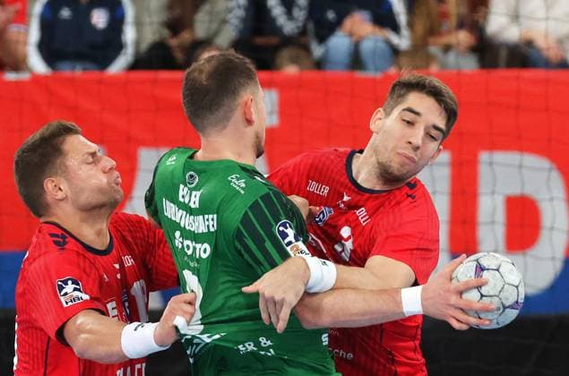 05.10.2025, Deutschland, Bietigheim, Handball 2. Bundesliga, SG BBM Bietigheim vs. Eulen Ludwigshafen, v.l. Fabian Wiederstein (BBM), Marc-Robin Eisel (Eulen), Nikola Vlahovic (BBM)