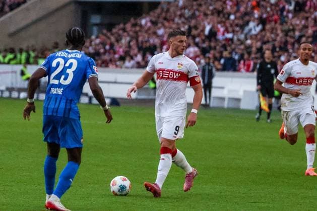 links nach rechts: Omar Traore 23 (1FC Heidenheim 1846) gegen Ermedin Demirovic 9 (VfB Stuttgart), mit Jamie Leweling 18 (VfB Stuttgart) im Hintergrund, VfB Stuttgart vs. 1. FC Heidenheim 1846, DFL, Bundesliga, Saison 2025 2026, MHP Arena, Hinrunde, 6. Spieltag, 05.10.2025 DFB regulations prohibit any use of photographs as image sequences and or quasi-video Stuttgart Baden-Wuerttemberg Deutschland