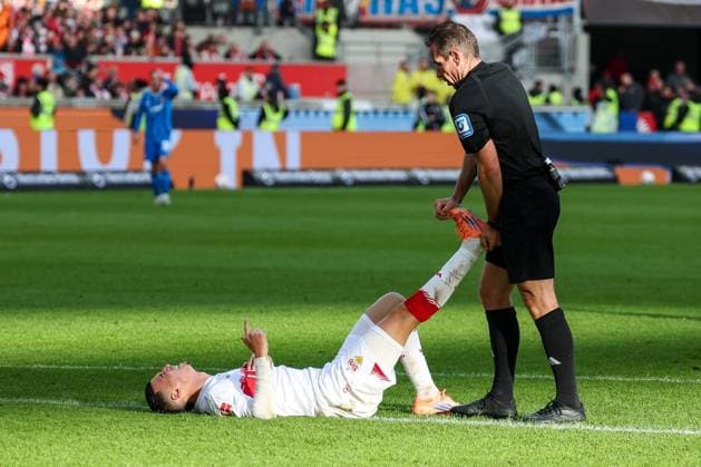 Referee Schiedsrichter Tobias Stieler versucht, bei Bilal El Khannouss 11 (VfB Stuttgart) einen Krampf zu loesen, VfB Stuttgart vs. 1. FC Heidenheim 1846, DFL, Bundesliga, Saison 2025 2026, MHP Arena, Hinrunde, 6. Spieltag, 05.10.2025 DFB regulations prohibit any use of photographs as image sequences and or quasi-video Stuttgart Baden-Wuerttemberg Deutschland