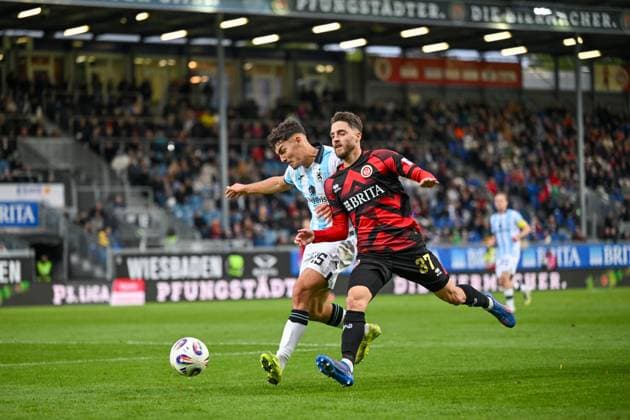 Sean Dulic (TSV 1860 Muenchen, 25) im Zweikampf mit Lukas Schleimer (SV Wehen Wiesbaden, 37), GER, SV Wehen Wiesbaden vs TSV 1860 München, Fussball, 3. Liga, 10. Spieltag, Spielzeit 2025 2026, 05.10.2025. DFB REGULATIONS PROHIBIT ANY USE OF PHOTOGRAPHS AS IMAGE SEQUENCES AND OR QUASI-VIDEO GER, SV Wehen Wiesbaden vs TSV 1860 München, Fussball, 3. Liga, 10. Spieltag, Spielzeit 2025 2026, 05.10.2025. Wiesbaden Copyright: xEibner-Pressefoto FlorianxWiegandx EP_FWD
