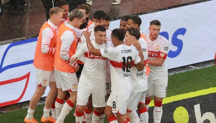 05.10.25 VfB Stuttgart - 1. FC Heidenheim Deutschland, Stuttgart, 05.10.2025, Fussball, Bundesliga, VfB Stuttgart - 1. FC Heidenheim: Bilal El Khannouss mitte 1:0 Torschütze VFB, Nr.18 Jamie Leweling VFB jubelt.