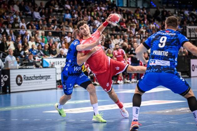 Nikolaj Enderleit (MT Melsungen, 04) vs. Patrick Zieker (TVB Stuttgart, 25), li. und Gianfranco Pribetic (TVB Stuttgart, 09), re. GER, TVB 1898 Stuttgart - MT Melsungen, DAIKIN HBL, Handball, Bundesliga, 7. Spieltag, Spielzeit 2025 2026, 05.10.2025 GER, TVB 1898 Stuttgart - Frisch Auf! Goeppingen, DAIKIN HBL, Handball, Bundesliga, 7. Spieltag, Spielzeit 2025 2026, 05.10.2025 Stuttgart Copyright: xSandyxDinkelackerx EP_SDR