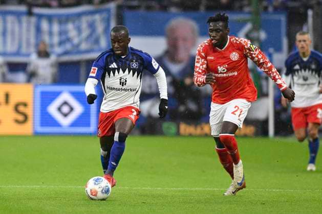 GER; 1. FBL,, Hamburger SV vs 1.FSV Mainz 05 05.10.2025, Volksparkstadion, Hamburg, GER; 1. FBL, Hamburger SV vs 1.FSV Mainz 05 im Bild Jean-Luc Dompe (Hamburg 07) versucht sich gegen Danny Vieira Da Costa (Mainz 21) durchzusetzen