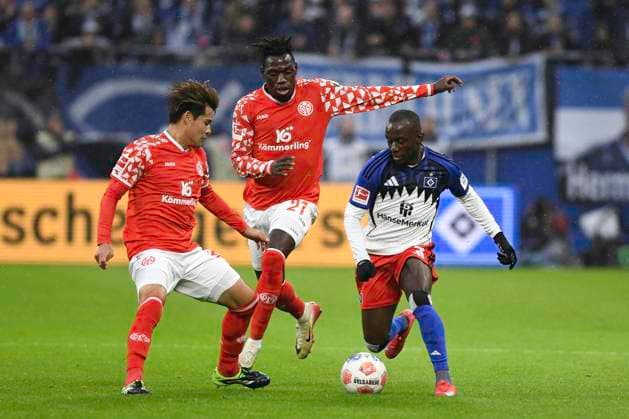 GER; 1. FBL,, Hamburger SV vs 1.FSV Mainz 05 05.10.2025, Volksparkstadion, Hamburg, GER; 1. FBL, Hamburger SV vs 1.FSV Mainz 05 im Bild Jean-Luc Dompe (Hamburg 07) versucht sich gegen Danny Vieira Da Costa (Mainz 21) und Kaishu Sano (Mainz 06) durchzusetzen