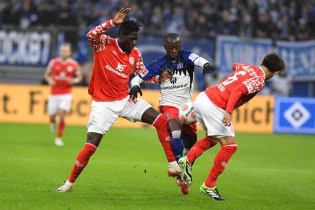 GER; 1. FBL,, Hamburger SV vs 1.FSV Mainz 05 05.10.2025, Volksparkstadion, Hamburg, GER; 1. FBL, Hamburger SV vs 1.FSV Mainz 05 im Bild Jean-Luc Dompe (Hamburg 07) versucht sich gegen Danny Vieira Da Costa (Mainz 21) und Kaishu Sano (Mainz 06) durchzusetzen