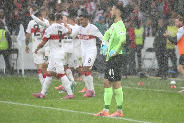 05.10.25 VfB Stuttgart - 1. FC Heidenheim Deutschland, Stuttgart, 05.10.2025, Fussball, Bundesliga, VfB Stuttgart - 1. FC Heidenheim: Der VfB jubelt nach dem 1:0, TW Diant Ramaj, Heidenheim, rechts, steht im Regen.
