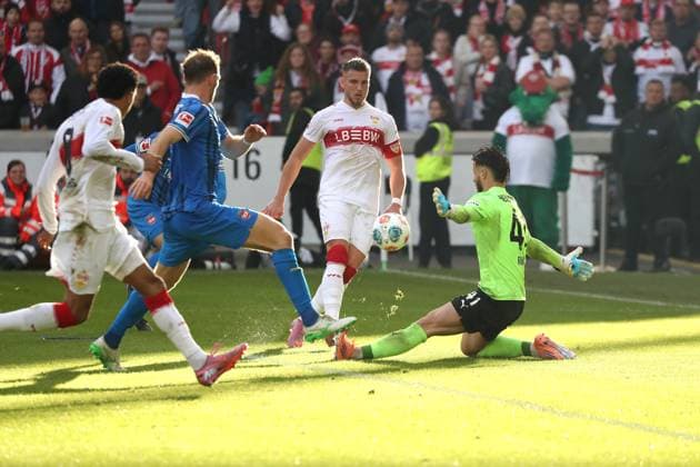 05.10.25 VfB Stuttgart - 1. FC Heidenheim Deutschland, Stuttgart, 05.10.2025, Fussball, Bundesliga, VfB Stuttgart - 1. FC Heidenheim: Ermedin Demirovic, 2.v.li. erzielt das vermeintliche 2:0. Rechts TW Diant Ramaj, HdH.