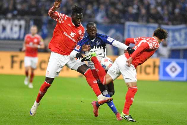 GER; 1. FBL,, Hamburger SV vs 1.FSV Mainz 05 05.10.2025, Volksparkstadion, Hamburg, GER; 1. FBL, Hamburger SV vs 1.FSV Mainz 05 im Bild Jean-Luc Dompe (Hamburg 07) versucht sich gegen Danny Vieira Da Costa (Mainz 21) und Kaishu Sano (Mainz 06) durchzusetzen