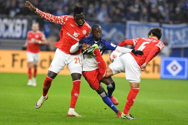 GER; 1. FBL,, Hamburger SV vs 1.FSV Mainz 05 05.10.2025, Volksparkstadion, Hamburg, GER; 1. FBL, Hamburger SV vs 1.FSV Mainz 05 im Bild Jean-Luc Dompe (Hamburg 07) versucht sich gegen Danny Vieira Da Costa (Mainz 21) und Kaishu Sano (Mainz 06) durchzusetzen