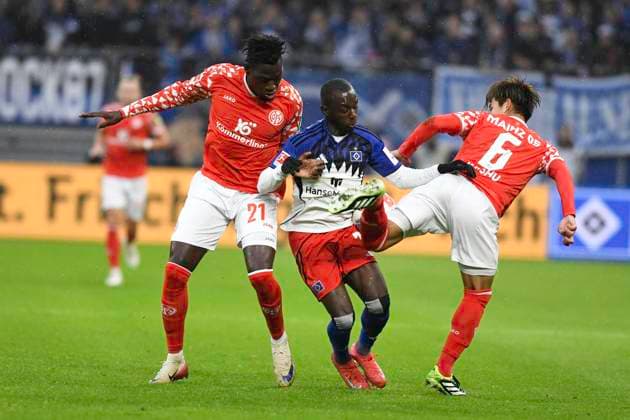 GER; 1. FBL,, Hamburger SV vs 1.FSV Mainz 05 05.10.2025, Volksparkstadion, Hamburg, GER; 1. FBL, Hamburger SV vs 1.FSV Mainz 05 im Bild Jean-Luc Dompe (Hamburg 07) versucht sich gegen Danny Vieira Da Costa (Mainz 21) und Kaishu Sano (Mainz 06) durchzusetzen