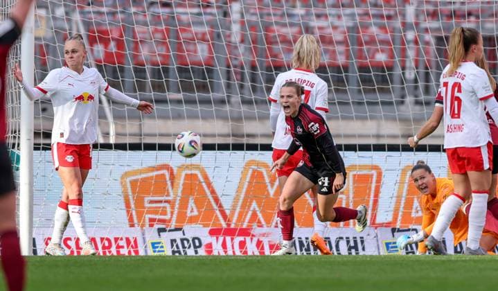 DEU, Nürnberg, FC Nürnberg vs RB Leipzig, Google Pixel Bundesliga, DFB, Saison 2526, Max-Morlock-Stadion, 5. Spieltag im Bild: Nastassja Lein (FC Nürnberg 24) erzielt das Tor zum 1:1, Jubel mit dem Team DFB DFL REGULATIONS PROHIBIT ANY USE OF PHOTOGRAPHS AS IMAGE SEQUENCES AND OR QUASI-VIDEO, 05.10.2025, Copyright: HMBxMedia HendrikxHamelau