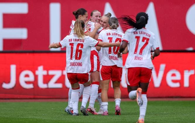 DEU, Nürnberg, FC Nürnberg vs RB Leipzig, Google Pixel Bundesliga, DFB, Saison 2526, Max-Morlock-Stadion, 5. Spieltag im Bild: Tor durch Nikoline Dudek (RB Leipzig 24), Jubel mit dem Team DFB DFL REGULATIONS PROHIBIT ANY USE OF PHOTOGRAPHS AS IMAGE SEQUENCES AND OR QUASI-VIDEO, 05.10.2025, Copyright: HMBxMedia HendrikxHamelau