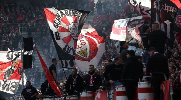 Stuttgart , Bundesliga Fußball VfB Stuttgart vs. 1.FC Heidenheim, Feature Cannstatter Kurve Gemäß den Vorgaben der DFL Deutschen Fußball Liga ist es untersagt, in dem Stadion und oder vom Spiel angefertigte Fotoaufnahmen in Form von Sequenzbildern und oder videoähnlichen Fotostrecken zu verwerten bzw. verwerten zu lassen.