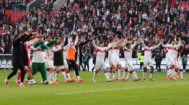 Stuttgart , Bundesliga Fußball VfB Stuttgart vs. 1.FC Heidenheim, die Stuttgarter jubeln über den Sieg Gemäß den Vorgaben der DFL Deutschen Fußball Liga ist es untersagt, in dem Stadion und oder vom Spiel angefertigte Fotoaufnahmen in Form von Sequenzbildern und oder videoähnlichen Fotostrecken zu verwerten bzw. verwerten zu lassen.