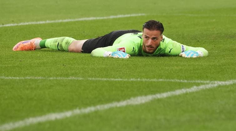 Stuttgart , Bundesliga Fußball VfB Stuttgart vs. 1.FC Heidenheim, Diant Ramaj (Heidenheim) enttäuscht Gemäß den Vorgaben der DFL Deutschen Fußball Liga ist es untersagt, in dem Stadion und oder vom Spiel angefertigte Fotoaufnahmen in Form von Sequenzbildern und oder videoähnlichen Fotostrecken zu verwerten bzw. verwerten zu lassen.