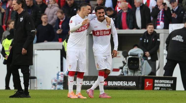 Stuttgart , Bundesliga Fußball VfB Stuttgart vs. 1.FC Heidenheim, v.l. Bilal El Khannouss, Tiago Tomas (VfB) Gemäß den Vorgaben der DFL Deutschen Fußball Liga ist es untersagt, in dem Stadion und oder vom Spiel angefertigte Fotoaufnahmen in Form von Sequenzbildern und oder videoähnlichen Fotostrecken zu verwerten bzw. verwerten zu lassen.