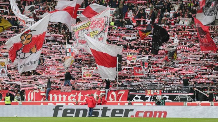 Stuttgart , Bundesliga Fußball VfB Stuttgart vs. 1.FC Heidenheim, Cannstatter Kurve Gemäß den Vorgaben der DFL Deutschen Fußball Liga ist es untersagt, in dem Stadion und oder vom Spiel angefertigte Fotoaufnahmen in Form von Sequenzbildern und oder videoähnlichen Fotostrecken zu verwerten bzw. verwerten zu lassen.
