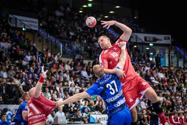 Dainis Kristopans (MT Melsungen, 10) - Abspiel zu Arnar Freyr Arnarsson (MT Melsungen, 21) - Patrick Zieker (TVB Stuttgart, 25), li und Jonas Truchanovicius (TVB Stuttgart, 37), re. versuchen zu blocken GER, TVB 1898 Stuttgart - MT Melsungen, DAIKIN HBL, Handball, Bundesliga, 7. Spieltag, Spielzeit 2025 2026, 05.10.2025 GER, TVB 1898 Stuttgart - Frisch Auf! Goeppingen, DAIKIN HBL, Handball, Bundesliga, 7. Spieltag, Spielzeit 2025 2026, 05.10.2025 Stuttgart Copyright: xSandyxDinkelackerx EP_SDR