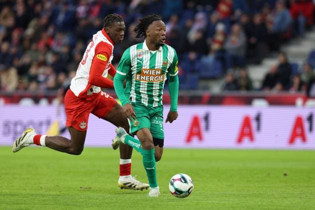 SOCCER - BL, RBS vs Rapid SALZBURG,AUSTRIA,05.OCT.25 - SOCCER - ADMIRAL Bundesliga, Red Bull Salzburg vs SK Rapid Wien. Image shows Claudy Mbuyi (Rapid) and Joane Gadou (RBS).  GEPAxpictures xMathiasxMandl