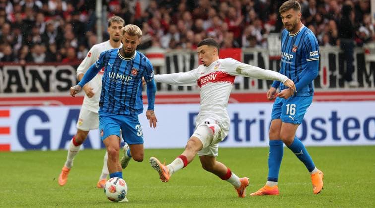 Stuttgart , Bundesliga Fußball VfB Stuttgart vs. 1.FC Heidenheim, v.l. Niklas Dorsch (Heidenheim), Bilal El Khannouss (VfB), Julian Niehues (Heidenheim) Gemäß den Vorgaben der DFL Deutschen Fußball Liga ist es untersagt, in dem Stadion und oder vom Spiel angefertigte Fotoaufnahmen in Form von Sequenzbildern und oder videoähnlichen Fotostrecken zu verwerten bzw. verwerten zu lassen.