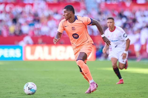 Sevilla FC v FC Barcelona, Barca - LaLiga EA Sports SEVILLE, SPAIN - OCTOBER 5: Marcus Rashford of FC Barcelona runs with the ball during the LaLiga EA Sports match between Sevilla FC and FC Barcelona at Ramon Sanchez Pizjuan Stadium on October 5, 2025 in Seville, Spain. (Photo by Gabriel Colchero Photo Players Images Magara Press) Seville Ramon Sanchez Pizjuan Stadium Spain Copyright: xGabrielxColcherox