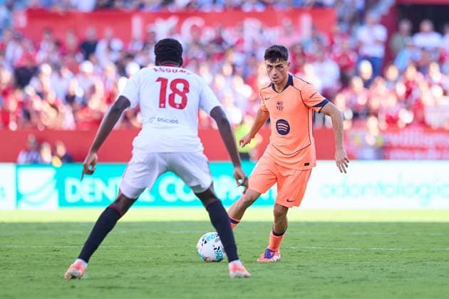 Sevilla FC v FC Barcelona, Barca - LaLiga EA Sports SEVILLE, SPAIN - OCTOBER 5: Pedri of FC Barcelona competes for the ball with Lucien Jefferson Agoume of Sevilla FC during the LaLiga EA Sports match between Sevilla FC and FC Barcelona at Ramon Sanchez Pizjuan Stadium on October 5, 2025 in Seville, Spain. (Photo by Gabriel Colchero Photo Players Images Magara Press) Seville Ramon Sanchez Pizjuan Stadium Spain Copyright: xGabrielxColcherox