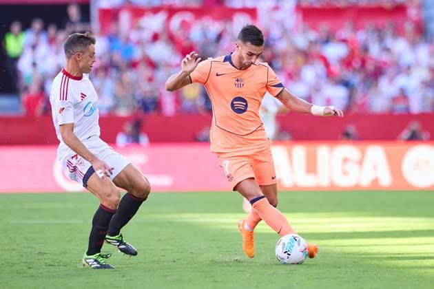 Sevilla FC v FC Barcelona, Barca - LaLiga EA Sports SEVILLE, SPAIN - OCTOBER 5: Ferran Torres of FC Barcelona competes for the ball with Cesar Azpilicueta of Sevilla FC during the LaLiga EA Sports match between Sevilla FC and FC Barcelona at Ramon Sanchez Pizjuan Stadium on October 5, 2025 in Seville, Spain. (Photo by Gabriel Colchero Photo Players Images Magara Press) Seville Ramon Sanchez Pizjuan Stadium Spain Copyright: xGabrielxColcherox