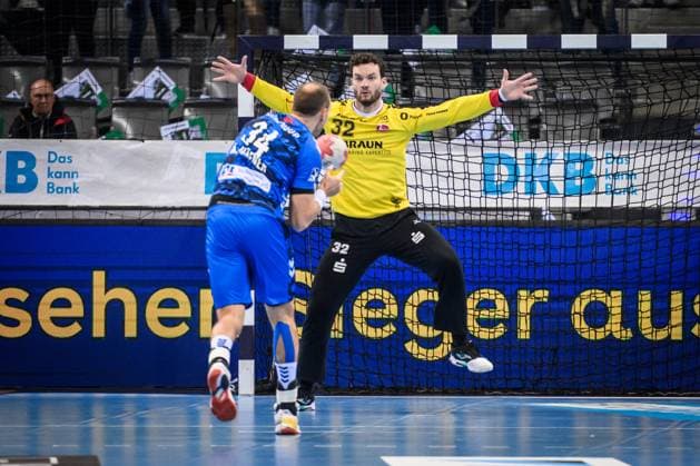 Kai Haefner (TVB Stuttgart, 34) vs. Kristof Palasics (MT Melsungen, 32) GER, TVB 1898 Stuttgart - MT Melsungen, DAIKIN HBL, Handball, Bundesliga, 7. Spieltag, Spielzeit 2025 2026, 05.10.2025 GER, TVB 1898 Stuttgart - Frisch Auf! Goeppingen, DAIKIN HBL, Handball, Bundesliga, 7. Spieltag, Spielzeit 2025 2026, 05.10.2025 Stuttgart Copyright: xSandyxDinkelackerx EP_SDR