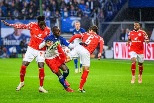 Fußball I Herren I Saison 2025-2026 I Bundesliga I 6. Spieltag I Hamburger SV - 1. FSV Mainz 05 I 05.10.2025 Danny da Costa (21, 1. FSV Mainz 05), Jean-Luc DompÃ (7, Hamburger SV), Kaishu Sano (6, 1. FSV Mainz 05) Hamburg Volksparkstadion Hamburg Deutschland Copyright: xLobecax xHenningxRohlfsx