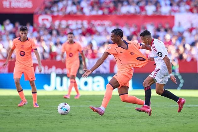 Sevilla FC v FC Barcelona, Barca - LaLiga EA Sports SEVILLE, SPAIN - OCTOBER 5: Alejandro Balde of FC Barcelona competes for the ball with Alexis Sanchez of Sevilla FC during the LaLiga EA Sports match between Sevilla FC and FC Barcelona at Ramon Sanchez Pizjuan Stadium on October 5, 2025 in Seville, Spain. (Photo by Gabriel Colchero Photo Players Images Magara Press) Seville Ramon Sanchez Pizjuan Stadium Spain Copyright: xGabrielxColcherox