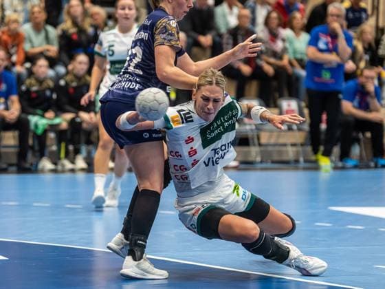 Luisa Schulze (Frisch Auf Frauen, 33) im Zweikampf mit Levke Kretschmann (Buxtehuder SV, 22), Buxtehuder SV vs. Frisch Auf Goeppingen, Handball, 1. Bundesliga, Spielzeit 2025 2026, 05.10.2025 Buxtehuder SV vs. Frisch Auf Goeppingen, Handball, 1. Bundesliga, Spielzeit 2025 2026, 05.10.2025 Buxtehude Copyright: xEibner-Pressefoto MichaelxSchmidx EP_MST