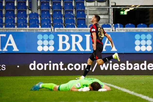 05.10.2025, xavx, Fussball 3.Liga, SV Wehen Wiesbaden - TSV 1860 München v.l. Moritz Flotho (SV Wehen Wiesbaden) celebrate the goal, Der Torjubel zum 1:0 (DFL DFB REGULATIONS PROHIBIT ANY USE OF PHOTOGRAPHS as IMAGE SEQUENCES and or QUASI-VIDEO) Wiesbaden